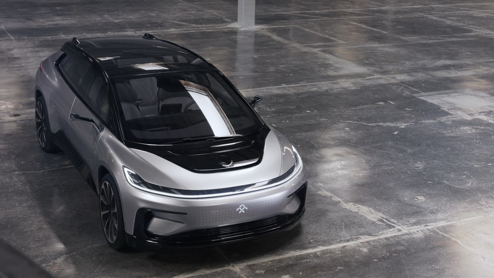 Na een lange teasercampagne en goed gecamoufleerde testexemplaren kunnen we nu dan een blik werpen op Faraday Futures eerste auto: de FF 91. De prestaties zijn indrukwekkend.