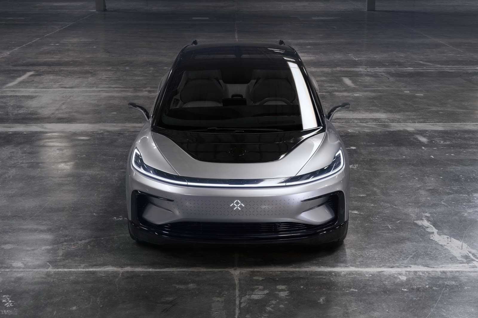 Na een lange teasercampagne en goed gecamoufleerde testexemplaren kunnen we nu dan een blik werpen op Faraday Futures eerste auto: de FF 91. De prestaties zijn indrukwekkend.