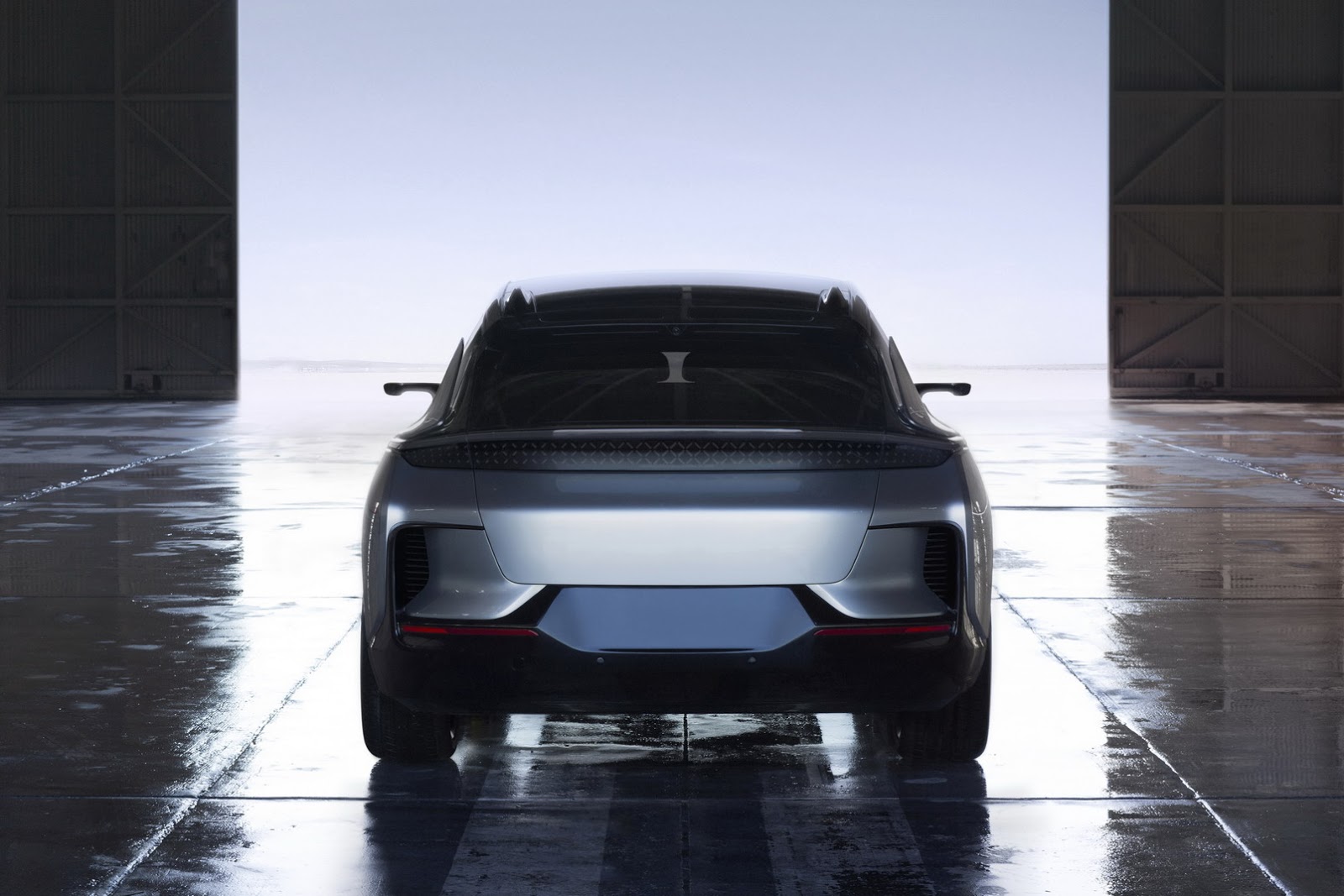 Na een lange teasercampagne en goed gecamoufleerde testexemplaren kunnen we nu dan een blik werpen op Faraday Futures eerste auto: de FF 91. De prestaties zijn indrukwekkend.