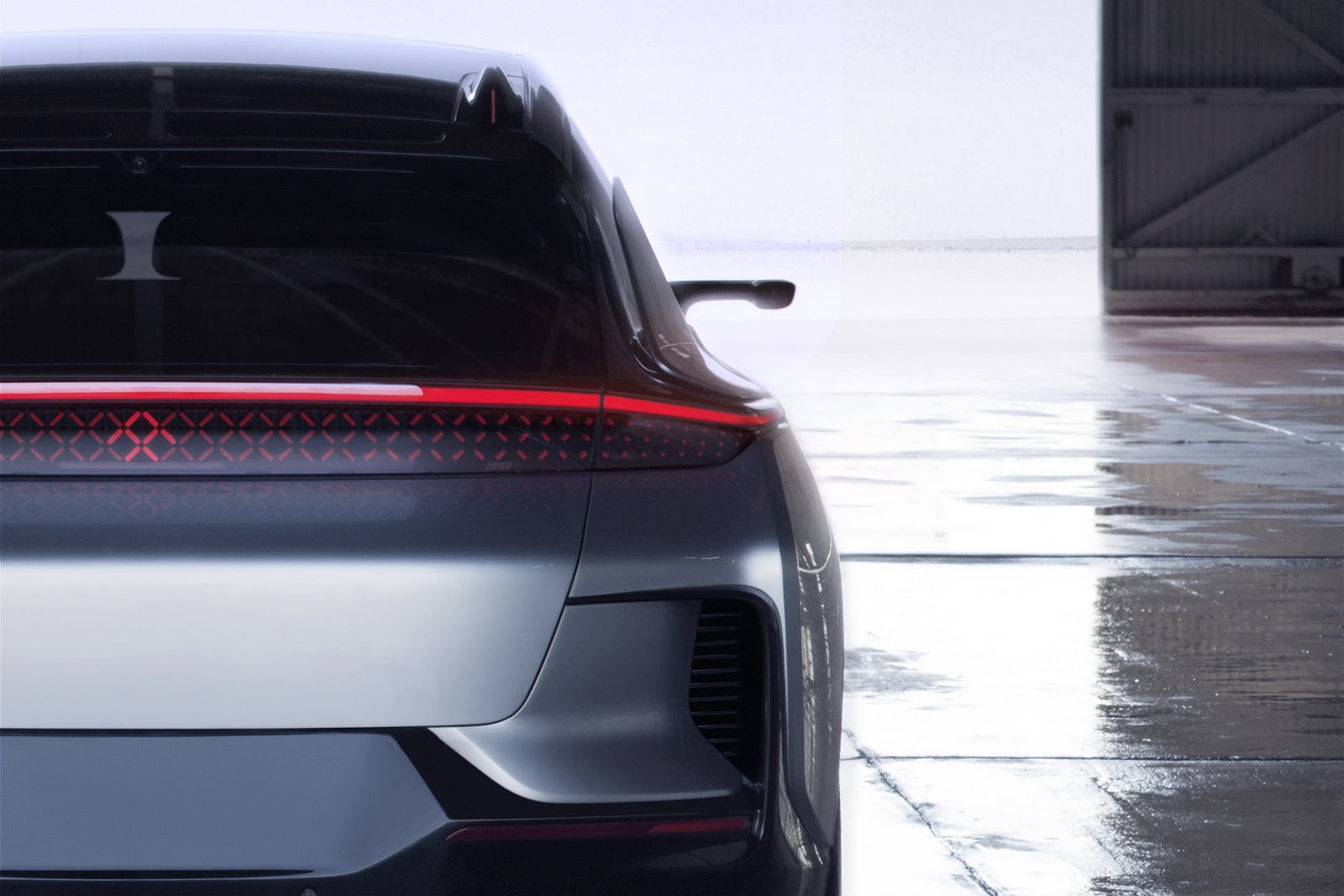 Na een lange teasercampagne en goed gecamoufleerde testexemplaren kunnen we nu dan een blik werpen op Faraday Futures eerste auto: de FF 91. De prestaties zijn indrukwekkend.