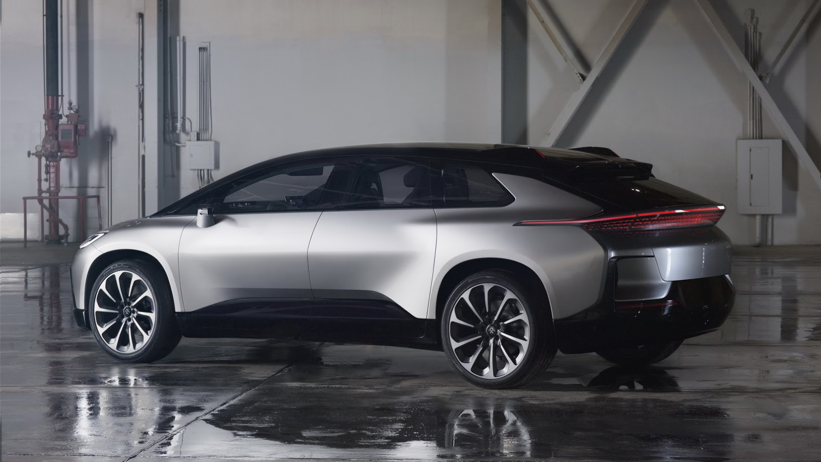 Na een lange teasercampagne en goed gecamoufleerde testexemplaren kunnen we nu dan een blik werpen op Faraday Futures eerste auto: de FF 91. De prestaties zijn indrukwekkend.