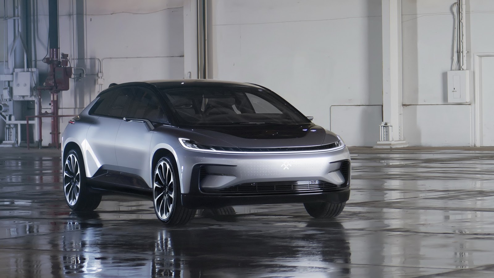Na een lange teasercampagne en goed gecamoufleerde testexemplaren kunnen we nu dan een blik werpen op Faraday Futures eerste auto: de FF 91. De prestaties zijn indrukwekkend.