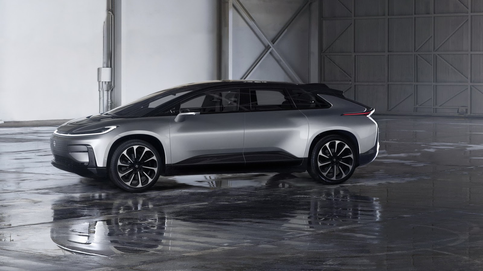 Na een lange teasercampagne en goed gecamoufleerde testexemplaren kunnen we nu dan een blik werpen op Faraday Futures eerste auto: de FF 91. De prestaties zijn indrukwekkend.