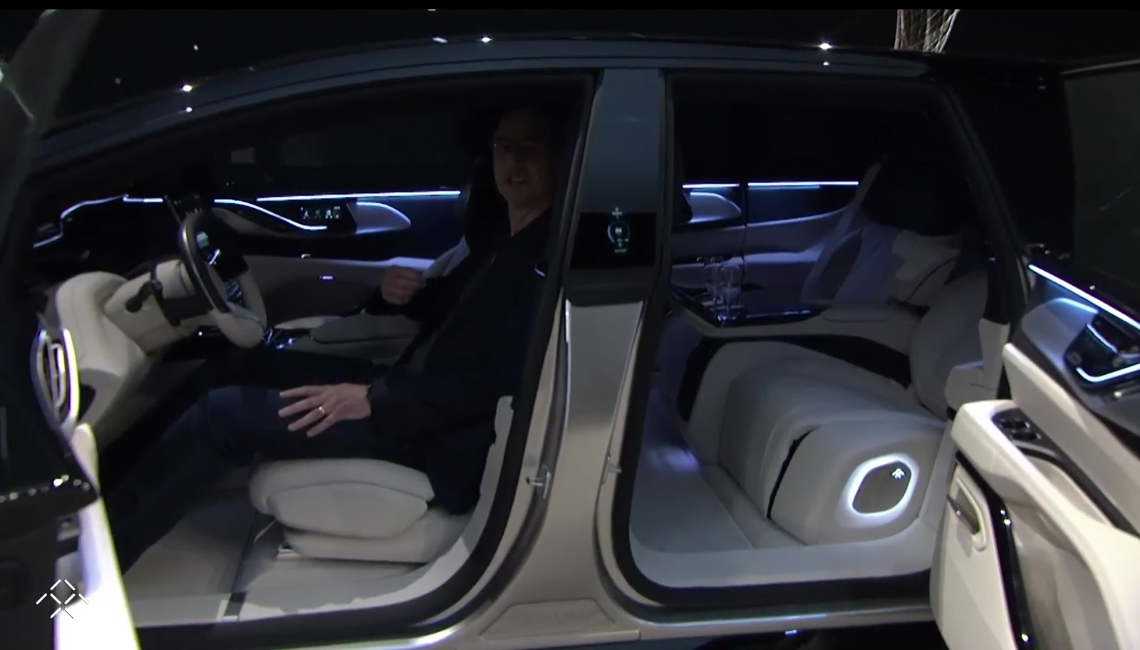 Na een lange teasercampagne en goed gecamoufleerde testexemplaren kunnen we nu dan een blik werpen op Faraday Futures eerste auto: de FF 91. De prestaties zijn indrukwekkend.