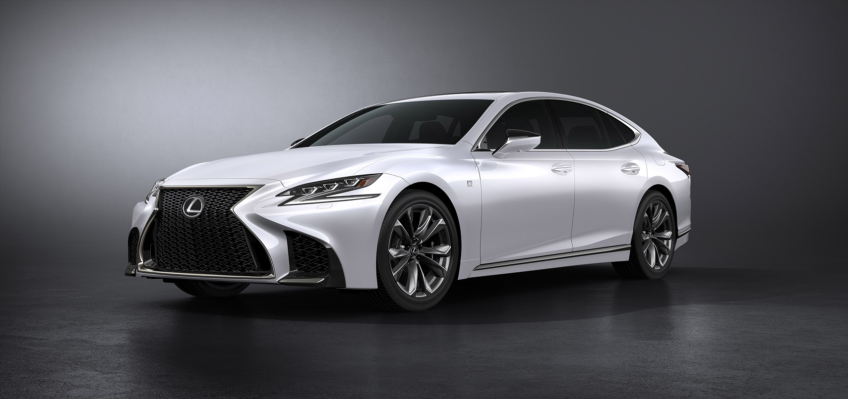 Voorafgaand aan de autoshow van New York heeft Lexus alvast het doek getrokken van de nieuwe, 421 pk sterke LS 500 F Sport. De auto komt ook als hybride.