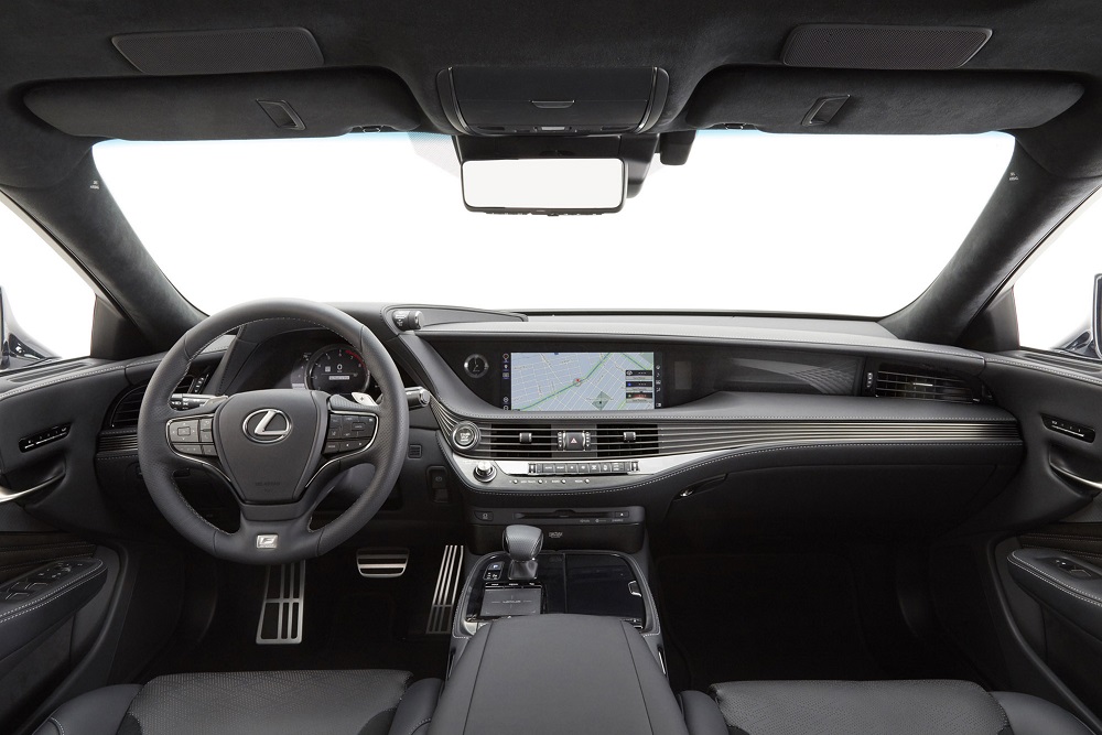 Voorafgaand aan de autoshow van New York heeft Lexus alvast het doek getrokken van de nieuwe, 421 pk sterke LS 500 F Sport. De auto komt ook als hybride.