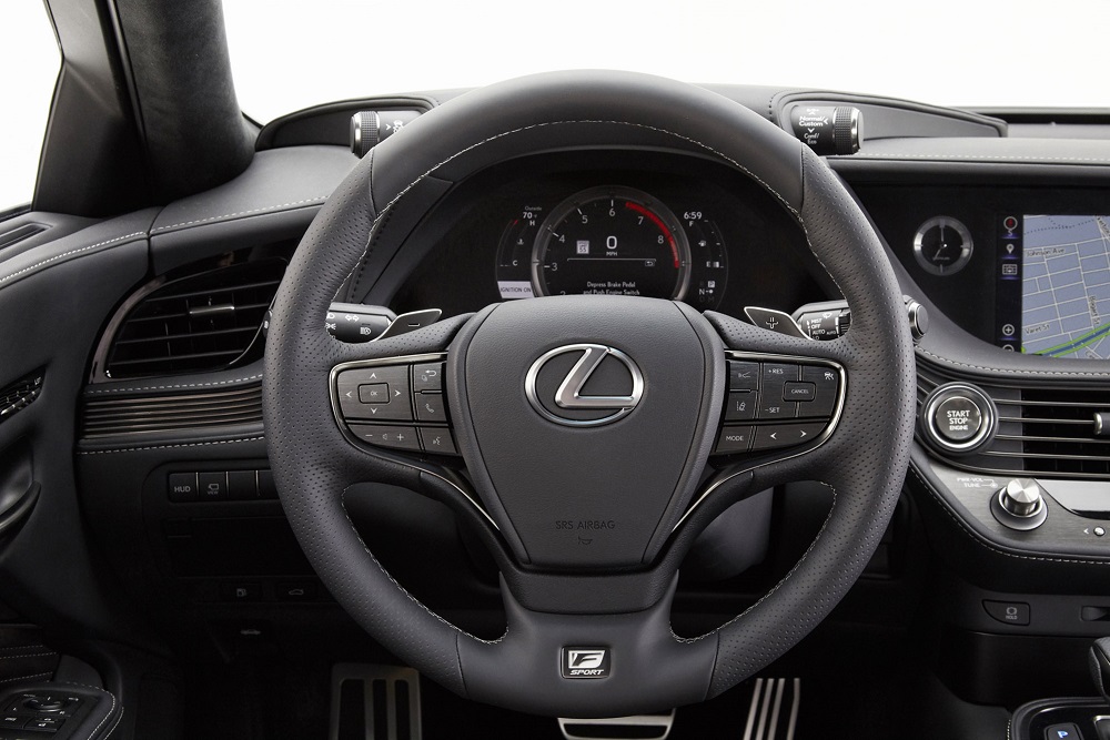 Voorafgaand aan de autoshow van New York heeft Lexus alvast het doek getrokken van de nieuwe, 421 pk sterke LS 500 F Sport. De auto komt ook als hybride.