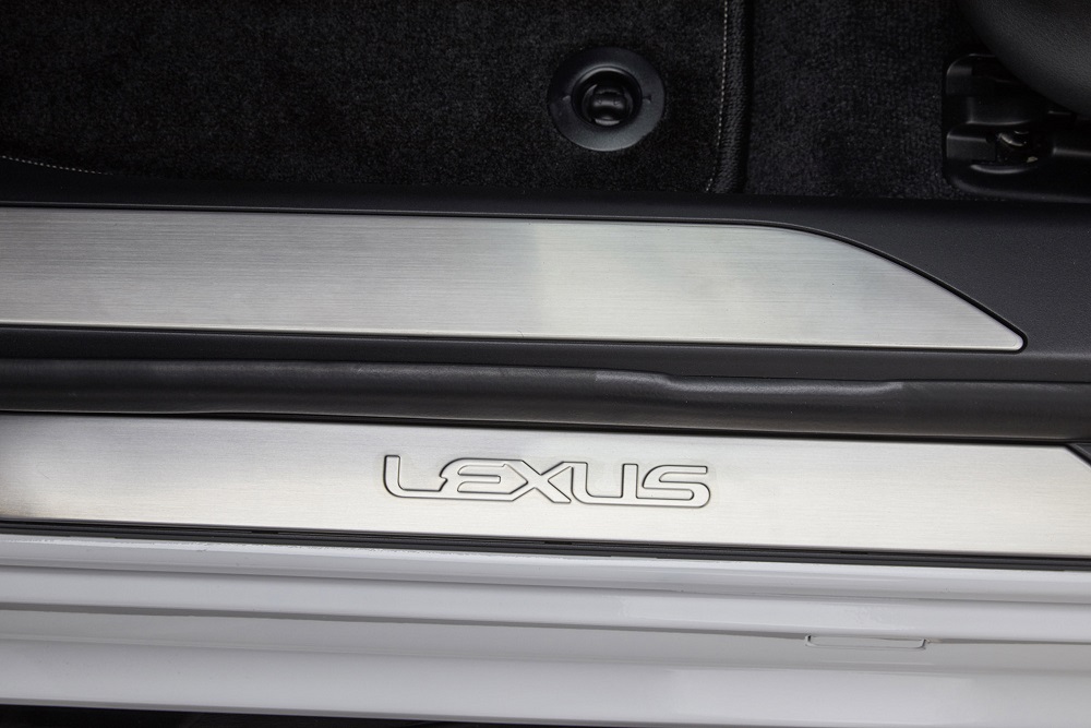 Voorafgaand aan de autoshow van New York heeft Lexus alvast het doek getrokken van de nieuwe, 421 pk sterke LS 500 F Sport. De auto komt ook als hybride.