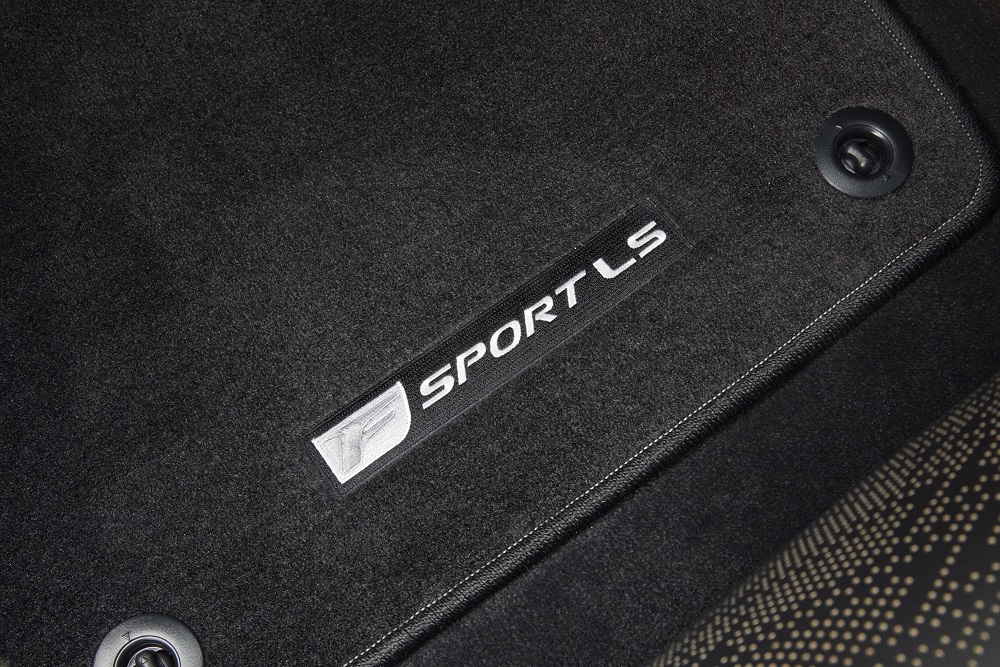 Voorafgaand aan de autoshow van New York heeft Lexus alvast het doek getrokken van de nieuwe, 421 pk sterke LS 500 F Sport. De auto komt ook als hybride.