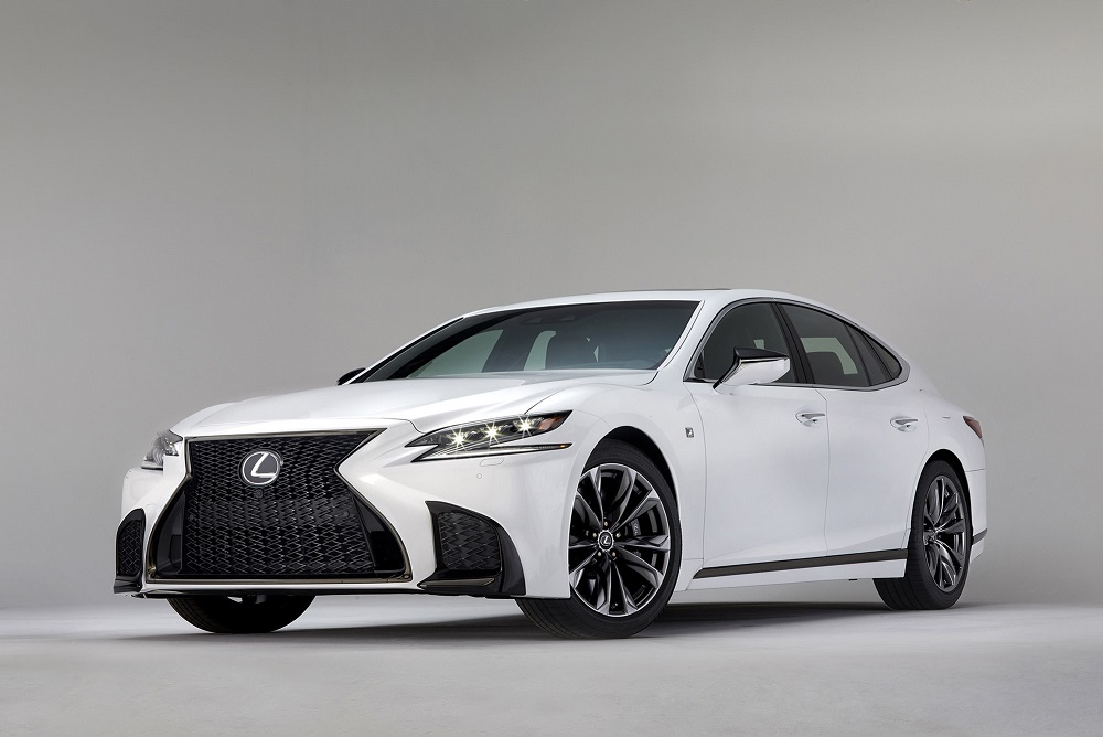 Voorafgaand aan de autoshow van New York heeft Lexus alvast het doek getrokken van de nieuwe, 421 pk sterke LS 500 F Sport. De auto komt ook als hybride.