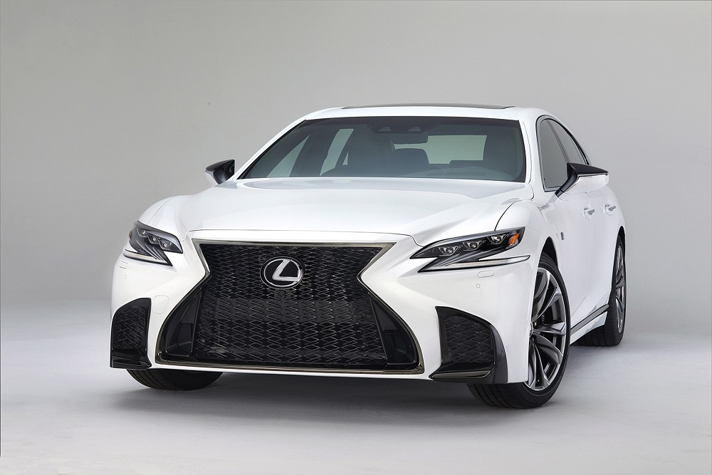 Voorafgaand aan de autoshow van New York heeft Lexus alvast het doek getrokken van de nieuwe, 421 pk sterke LS 500 F Sport. De auto komt ook als hybride.