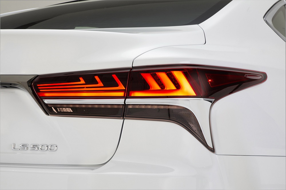 Voorafgaand aan de autoshow van New York heeft Lexus alvast het doek getrokken van de nieuwe, 421 pk sterke LS 500 F Sport. De auto komt ook als hybride.