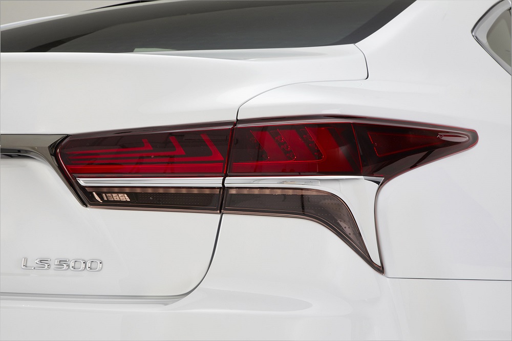 Voorafgaand aan de autoshow van New York heeft Lexus alvast het doek getrokken van de nieuwe, 421 pk sterke LS 500 F Sport. De auto komt ook als hybride.