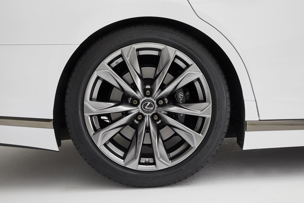 Voorafgaand aan de autoshow van New York heeft Lexus alvast het doek getrokken van de nieuwe, 421 pk sterke LS 500 F Sport. De auto komt ook als hybride.