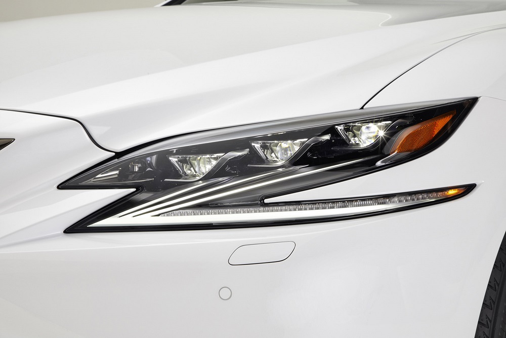 Voorafgaand aan de autoshow van New York heeft Lexus alvast het doek getrokken van de nieuwe, 421 pk sterke LS 500 F Sport. De auto komt ook als hybride.