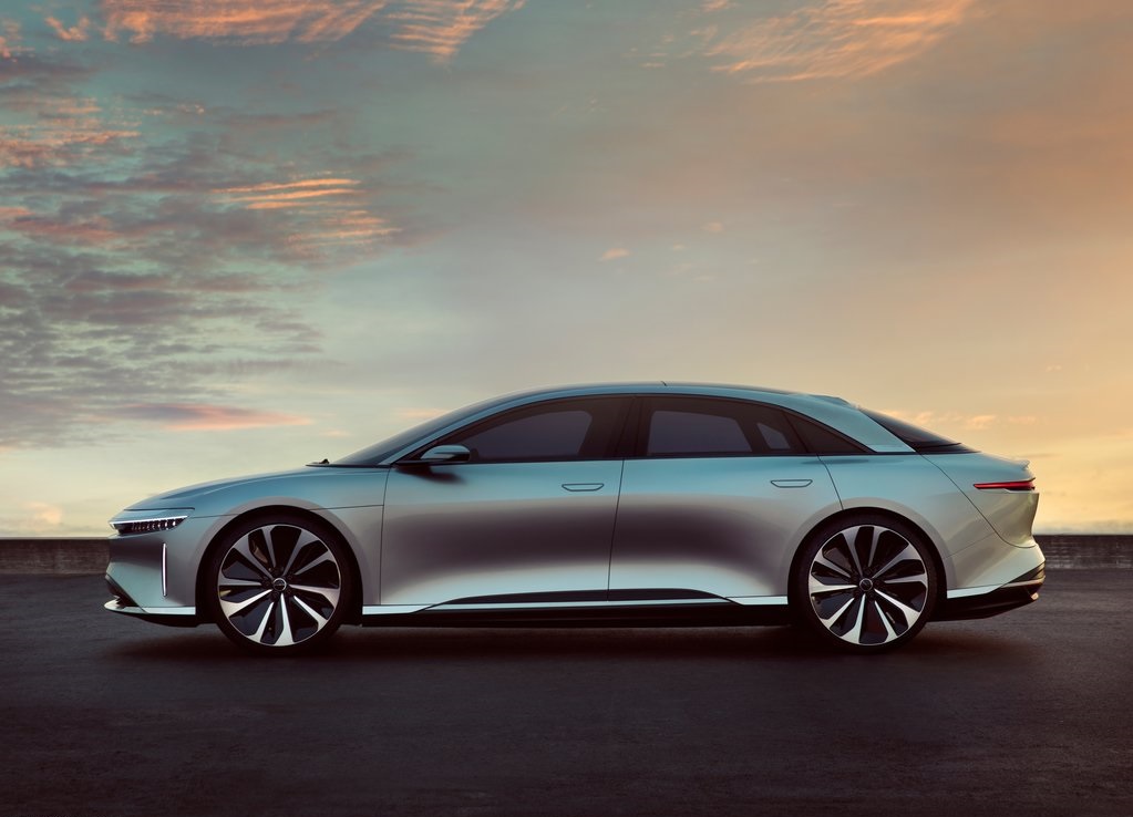 Na de nodige teasers is de eerste auto van Lucid Motors nu onthuld. Hij draagt de naam Air en lijkt een serieuze Tesla-concurrent te gaan worden. De Air zit vol innovaties en kan ook autonoom rijden.