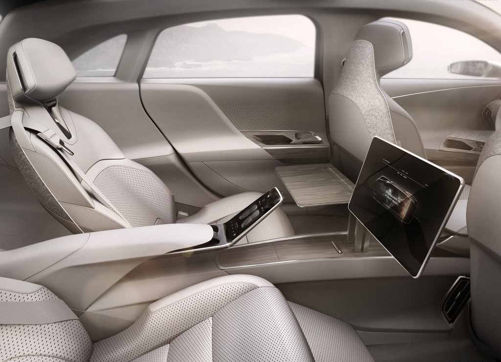 Na de nodige teasers is de eerste auto van Lucid Motors nu onthuld. Hij draagt de naam Air en lijkt een serieuze Tesla-concurrent te gaan worden. De Air zit vol innovaties en kan ook autonoom rijden.
