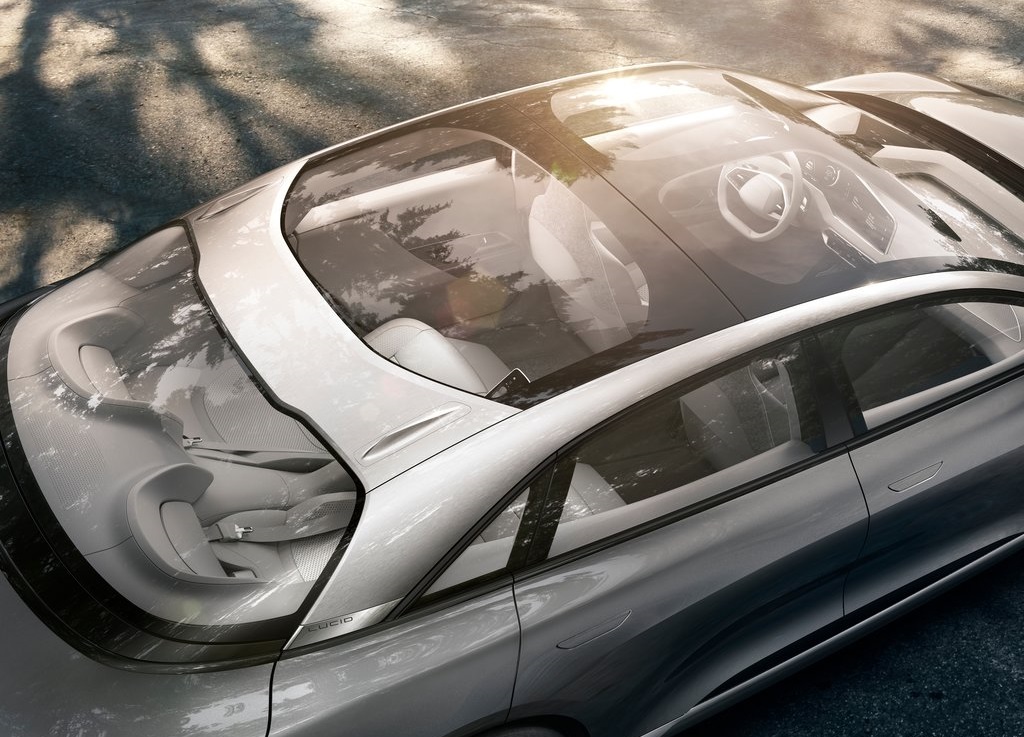 Na de nodige teasers is de eerste auto van Lucid Motors nu onthuld. Hij draagt de naam Air en lijkt een serieuze Tesla-concurrent te gaan worden. De Air zit vol innovaties en kan ook autonoom rijden.