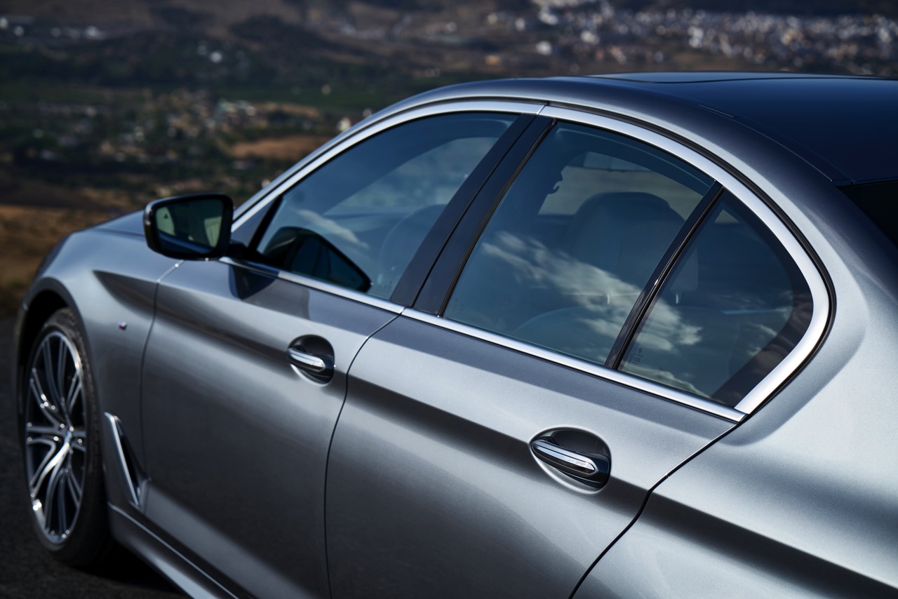 Eerste beelden en onthulling BMW 5 Serie G30. De nieuwe generatie BMW 5 Serie komt in 2017 op de markt en hier hebben we de eerste technische gegevens en details.