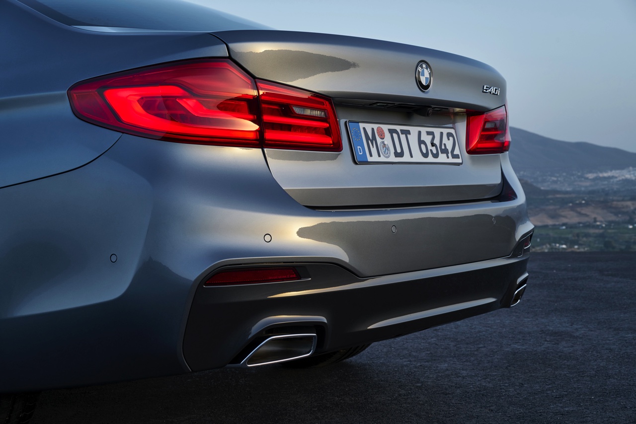 Eerste beelden en onthulling BMW 5 Serie G30. De nieuwe generatie BMW 5 Serie komt in 2017 op de markt en hier hebben we de eerste technische gegevens en details.