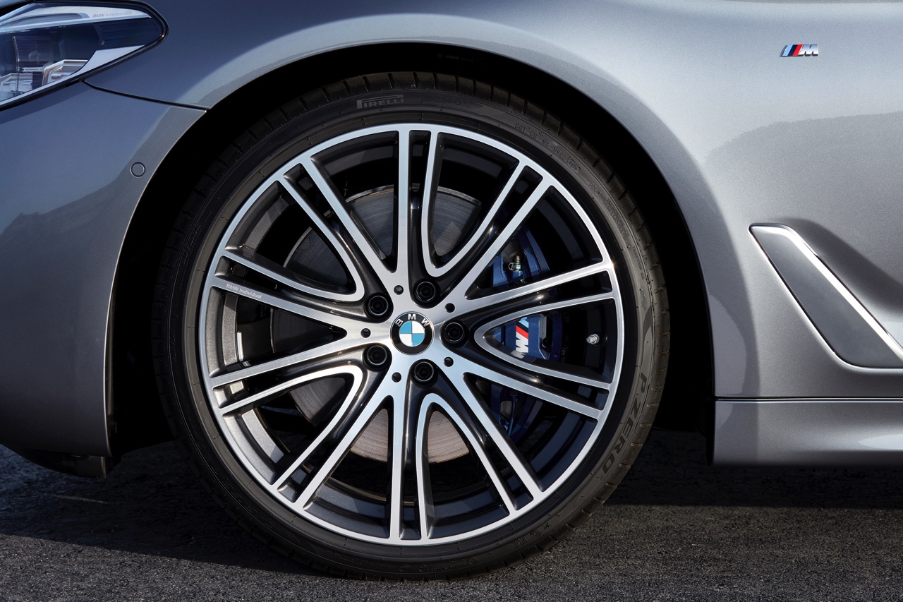 Eerste beelden en onthulling BMW 5 Serie G30. De nieuwe generatie BMW 5 Serie komt in 2017 op de markt en hier hebben we de eerste technische gegevens en details.