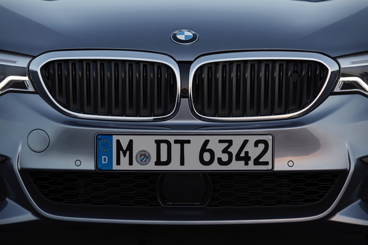 Eerste beelden en onthulling BMW 5 Serie G30. De nieuwe generatie BMW 5 Serie komt in 2017 op de markt en hier hebben we de eerste technische gegevens en details.
