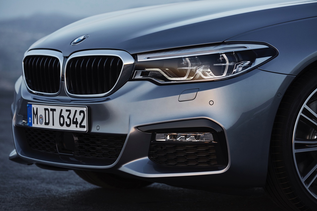 Eerste beelden en onthulling BMW 5 Serie G30. De nieuwe generatie BMW 5 Serie komt in 2017 op de markt en hier hebben we de eerste technische gegevens en details.