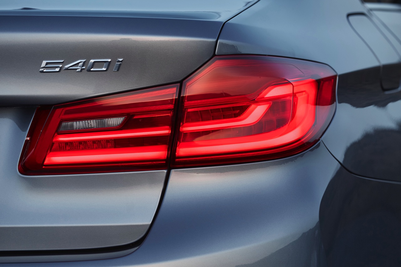 Eerste beelden en onthulling BMW 5 Serie G30. De nieuwe generatie BMW 5 Serie komt in 2017 op de markt en hier hebben we de eerste technische gegevens en details.