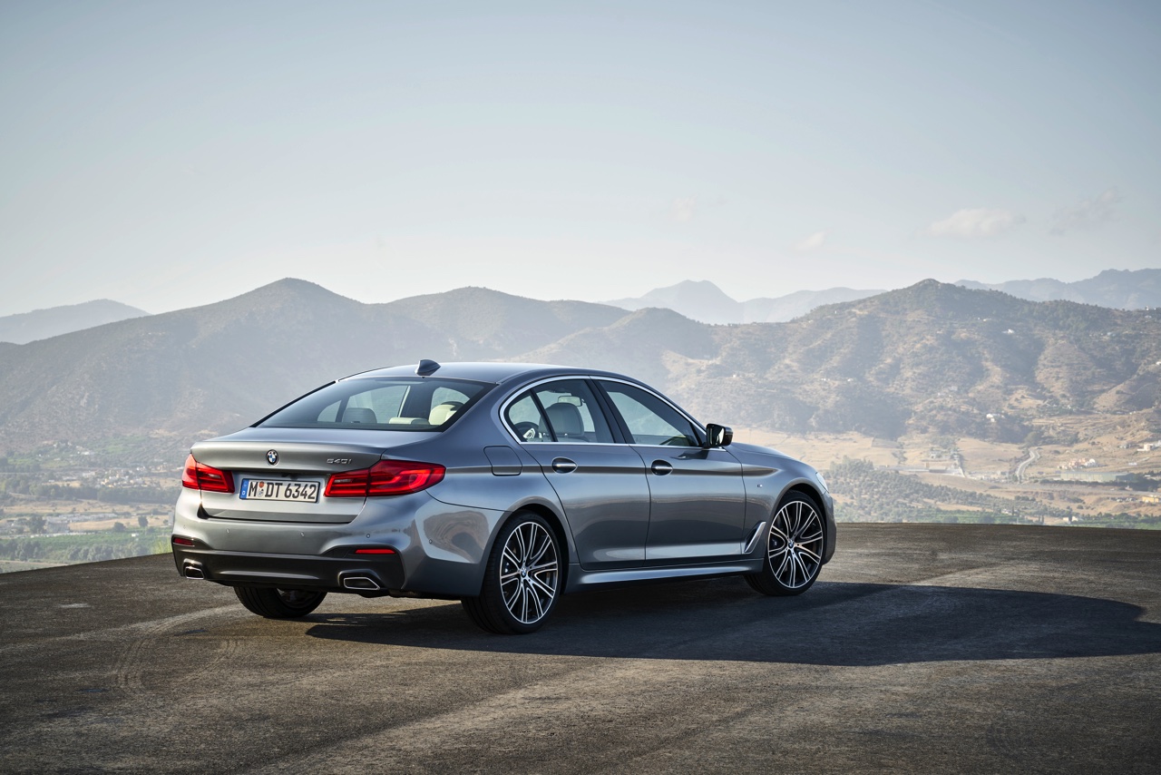 Eerste beelden en onthulling BMW 5 Serie G30. De nieuwe generatie BMW 5 Serie komt in 2017 op de markt en hier hebben we de eerste technische gegevens en details.