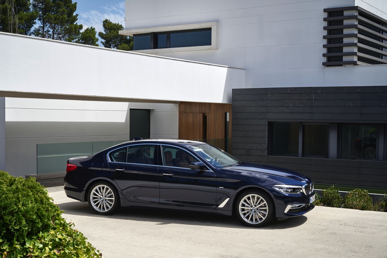 Eerste beelden en onthulling BMW 5 Serie G30. De nieuwe generatie BMW 5 Serie komt in 2017 op de markt en hier hebben we de eerste technische gegevens en details.