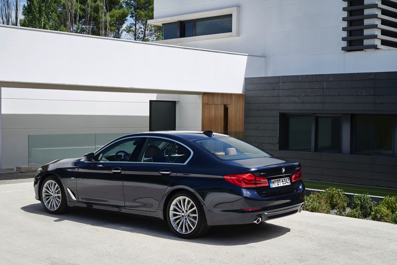 Eerste beelden en onthulling BMW 5 Serie G30. De nieuwe generatie BMW 5 Serie komt in 2017 op de markt en hier hebben we de eerste technische gegevens en details.