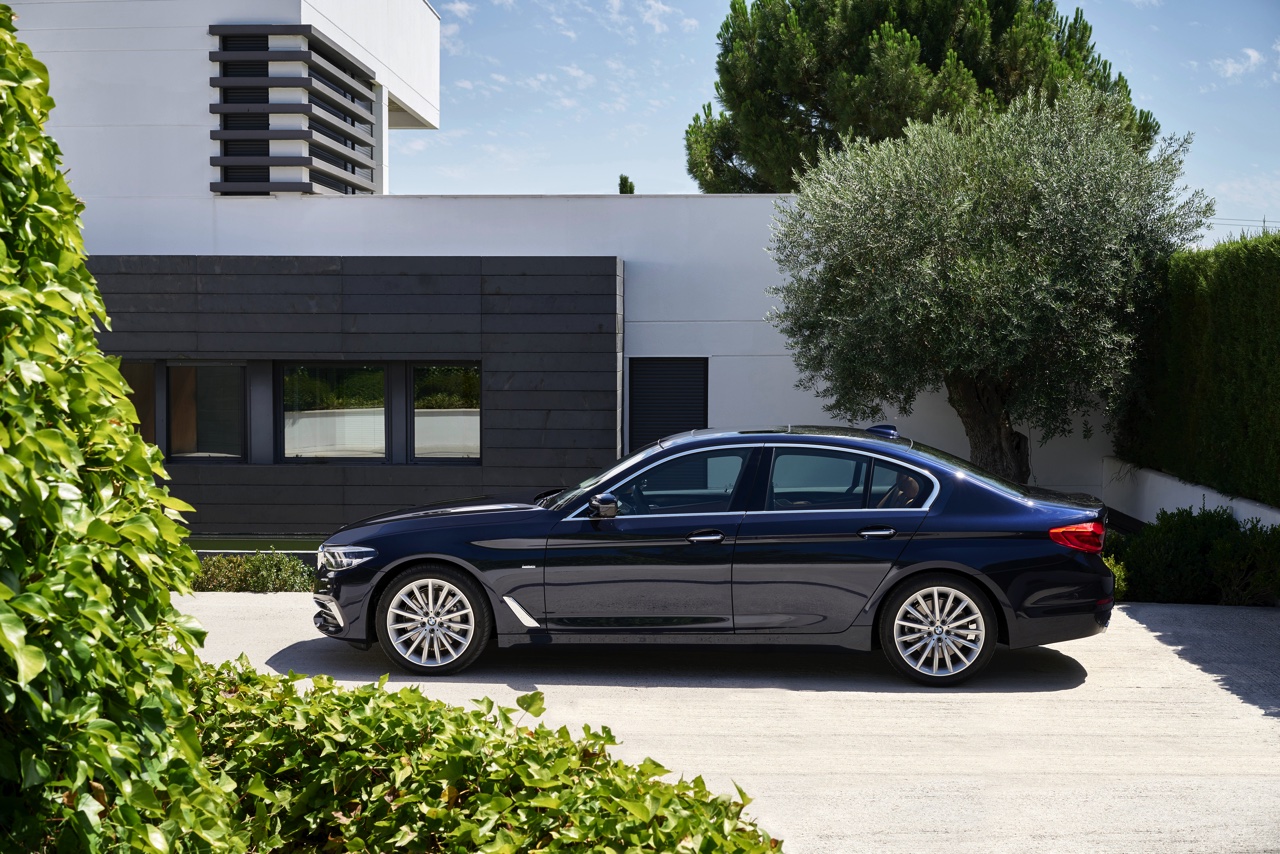 Eerste beelden en onthulling BMW 5 Serie G30. De nieuwe generatie BMW 5 Serie komt in 2017 op de markt en hier hebben we de eerste technische gegevens en details.