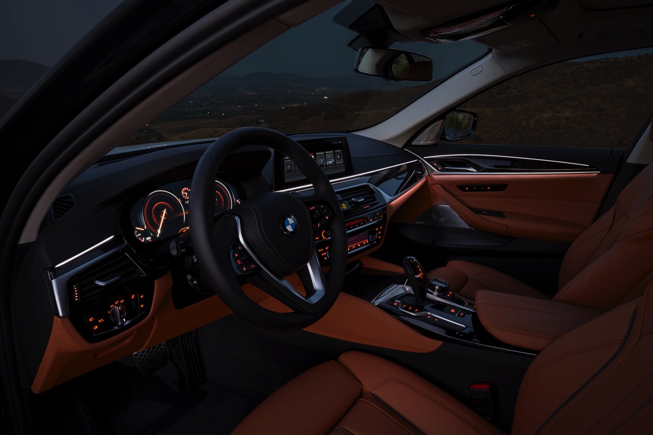 Eerste beelden en onthulling BMW 5 Serie G30. De nieuwe generatie BMW 5 Serie komt in 2017 op de markt en hier hebben we de eerste technische gegevens en details.