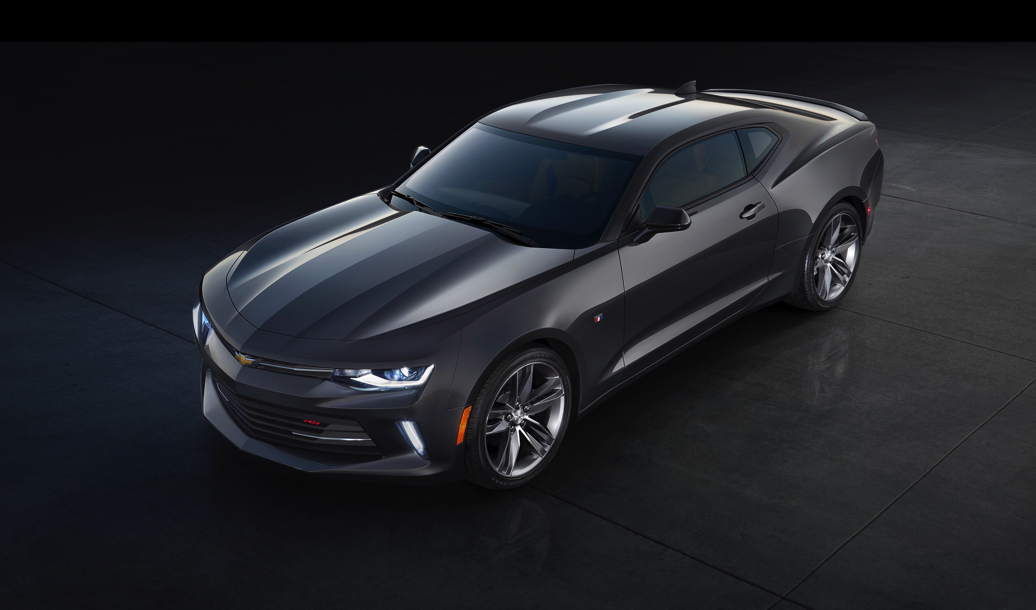 Hij ziet er gemener uit dan ooit, is kilo's afgevallen en krijgt ook een viercilinder. Maak kennis met de nieuwe Chevrolet Camaro.