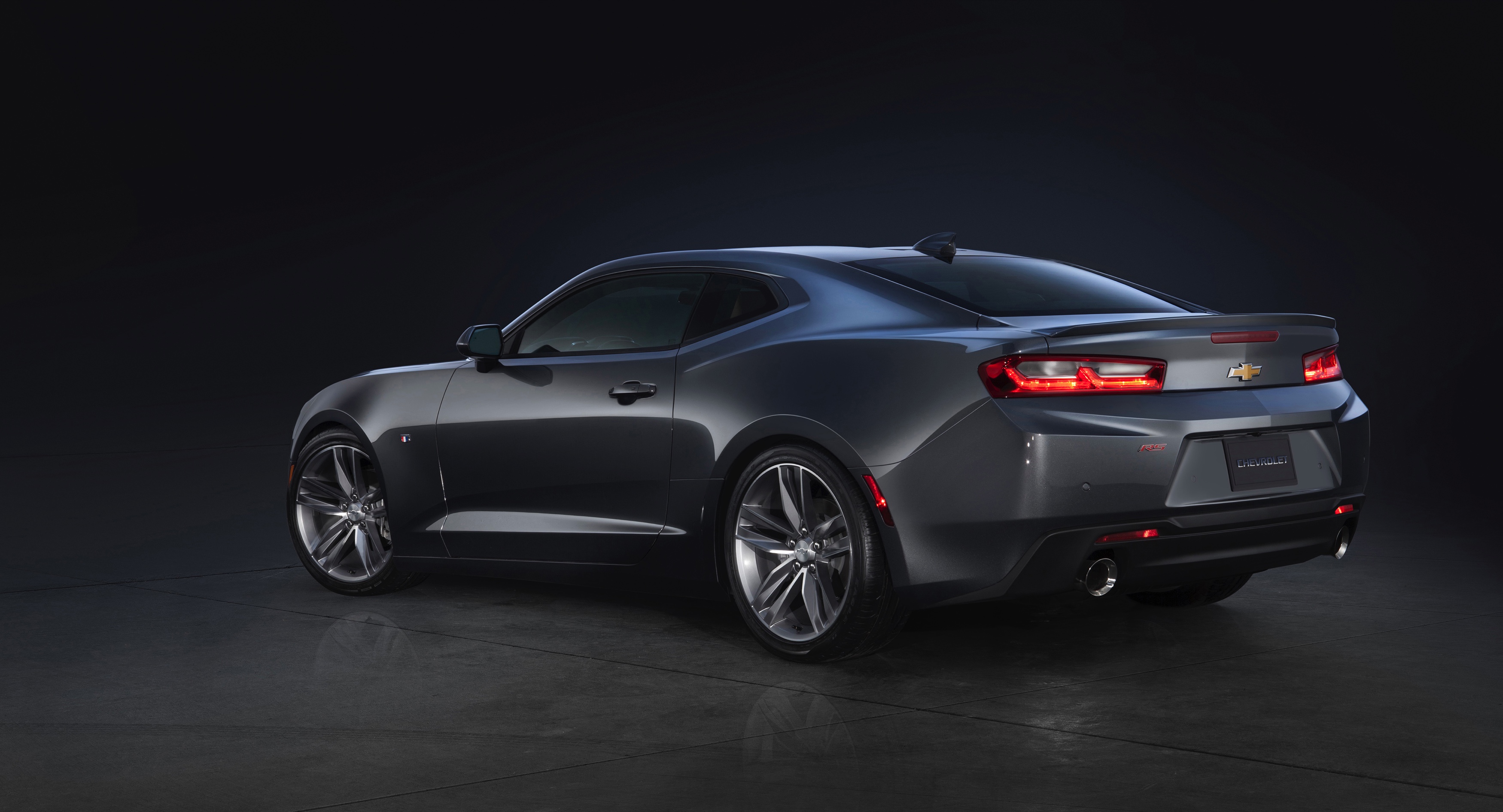 Hij ziet er gemener uit dan ooit, is kilo's afgevallen en krijgt ook een viercilinder. Maak kennis met de nieuwe Chevrolet Camaro.