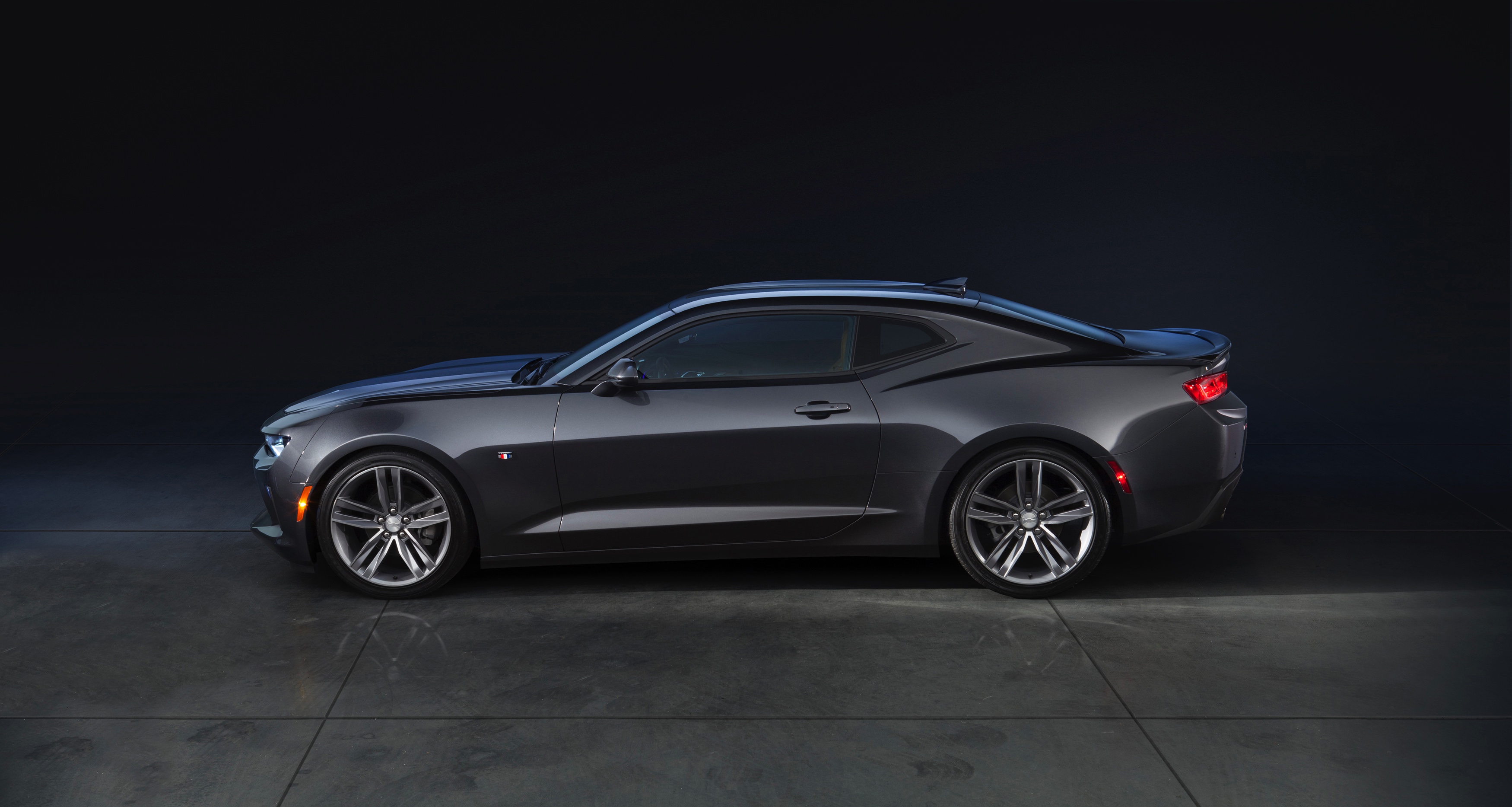 Hij ziet er gemener uit dan ooit, is kilo's afgevallen en krijgt ook een viercilinder. Maak kennis met de nieuwe Chevrolet Camaro.