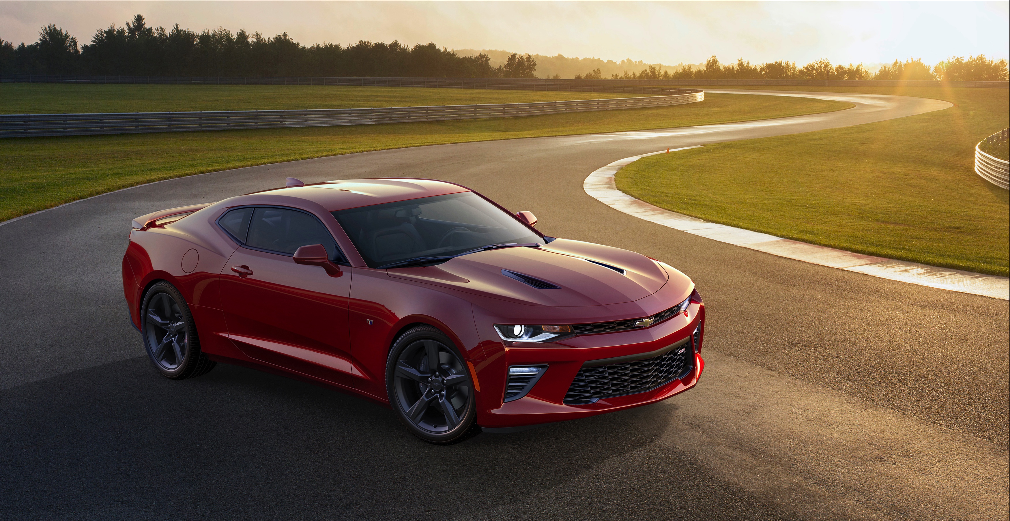 Hij ziet er gemener uit dan ooit, is kilo's afgevallen en krijgt ook een viercilinder. Maak kennis met de nieuwe Chevrolet Camaro.