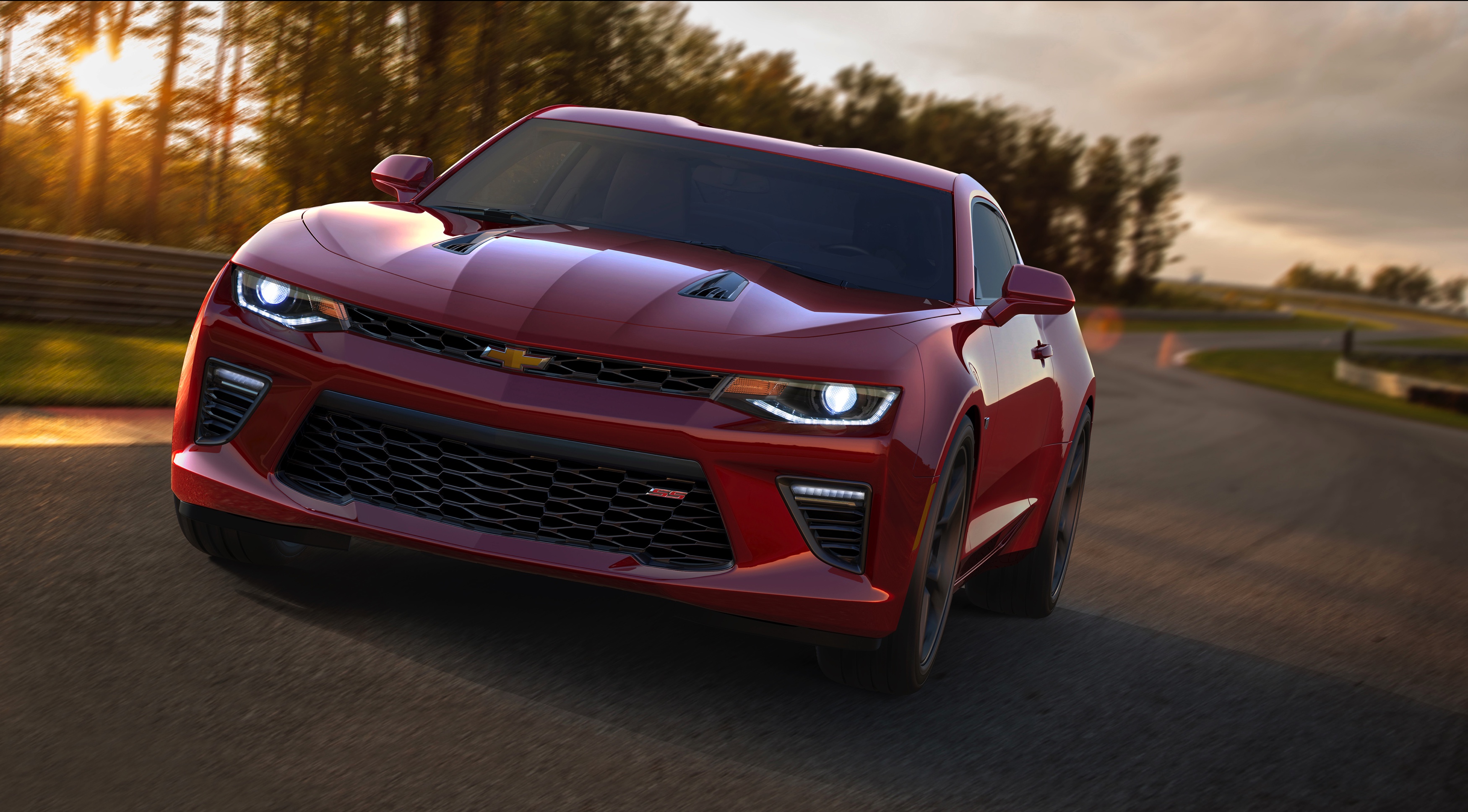Hij ziet er gemener uit dan ooit, is kilo's afgevallen en krijgt ook een viercilinder. Maak kennis met de nieuwe Chevrolet Camaro.