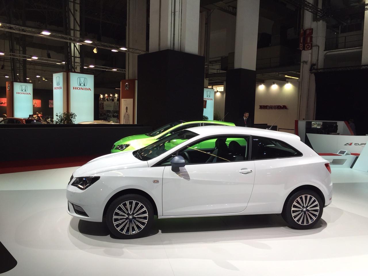 Dit is de nieuwe Seat Ibiza facelift voor 2015, die er ook weer is als SC en ST. Het faceliftmodel is rondom opgefrist met nieuwe koplampen, veilige luxe en turbomotoren.