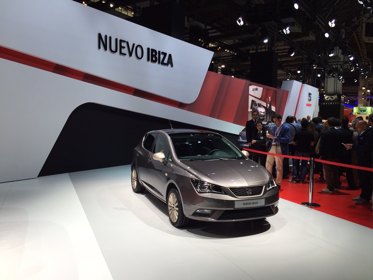 Dit is de nieuwe Seat Ibiza facelift voor 2015, die er ook weer is als SC en ST. Het faceliftmodel is rondom opgefrist met nieuwe koplampen, veilige luxe en turbomotoren.
