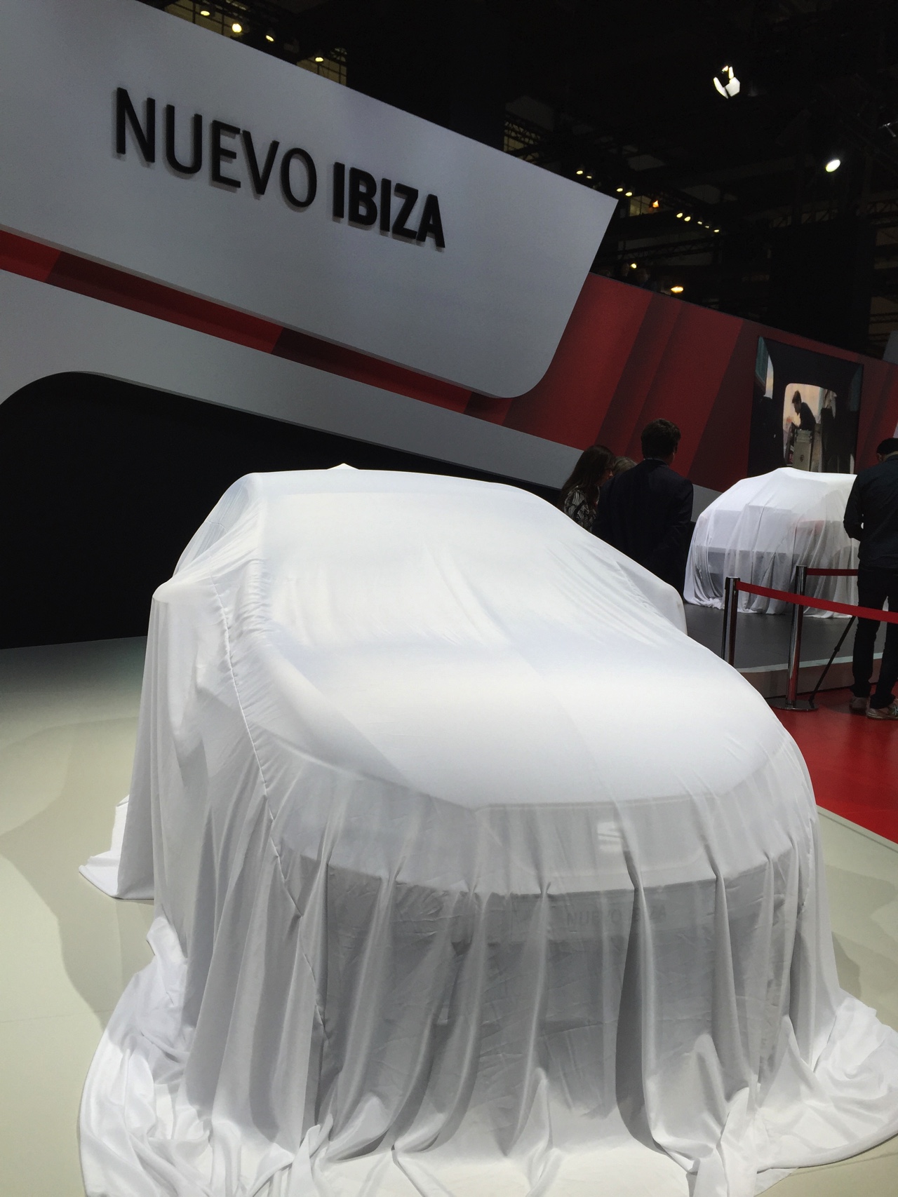 Dit is de nieuwe Seat Ibiza facelift voor 2015, die er ook weer is als SC en ST. Het faceliftmodel is rondom opgefrist met nieuwe koplampen, veilige luxe en turbomotoren.
