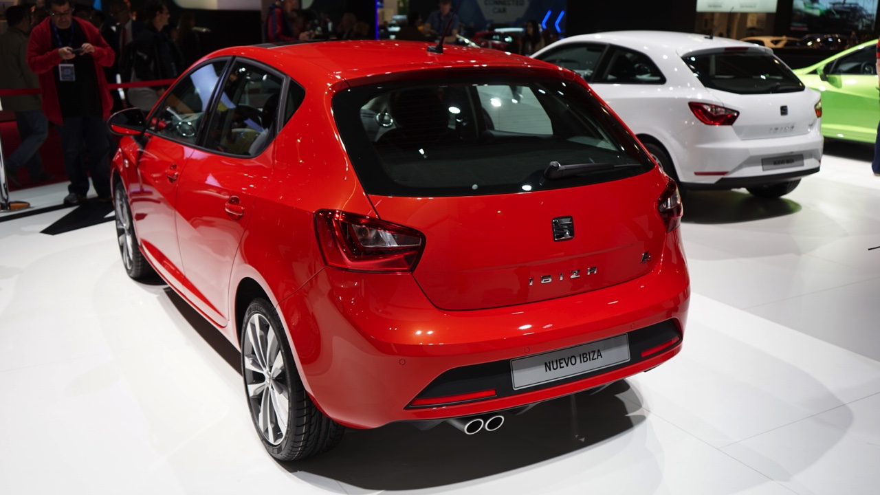 Dit is de nieuwe Seat Ibiza facelift voor 2015, die er ook weer is als SC en ST. Het faceliftmodel is rondom opgefrist met nieuwe koplampen, veilige luxe en turbomotoren.