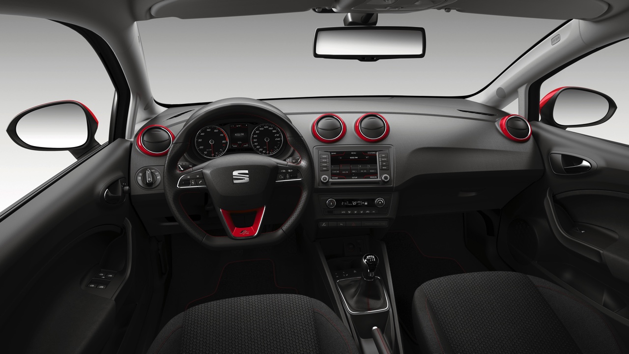 Dit is de nieuwe Seat Ibiza facelift voor 2015, die er ook weer is als SC en ST. Het faceliftmodel is rondom opgefrist met nieuwe koplampen, veilige luxe en turbomotoren.