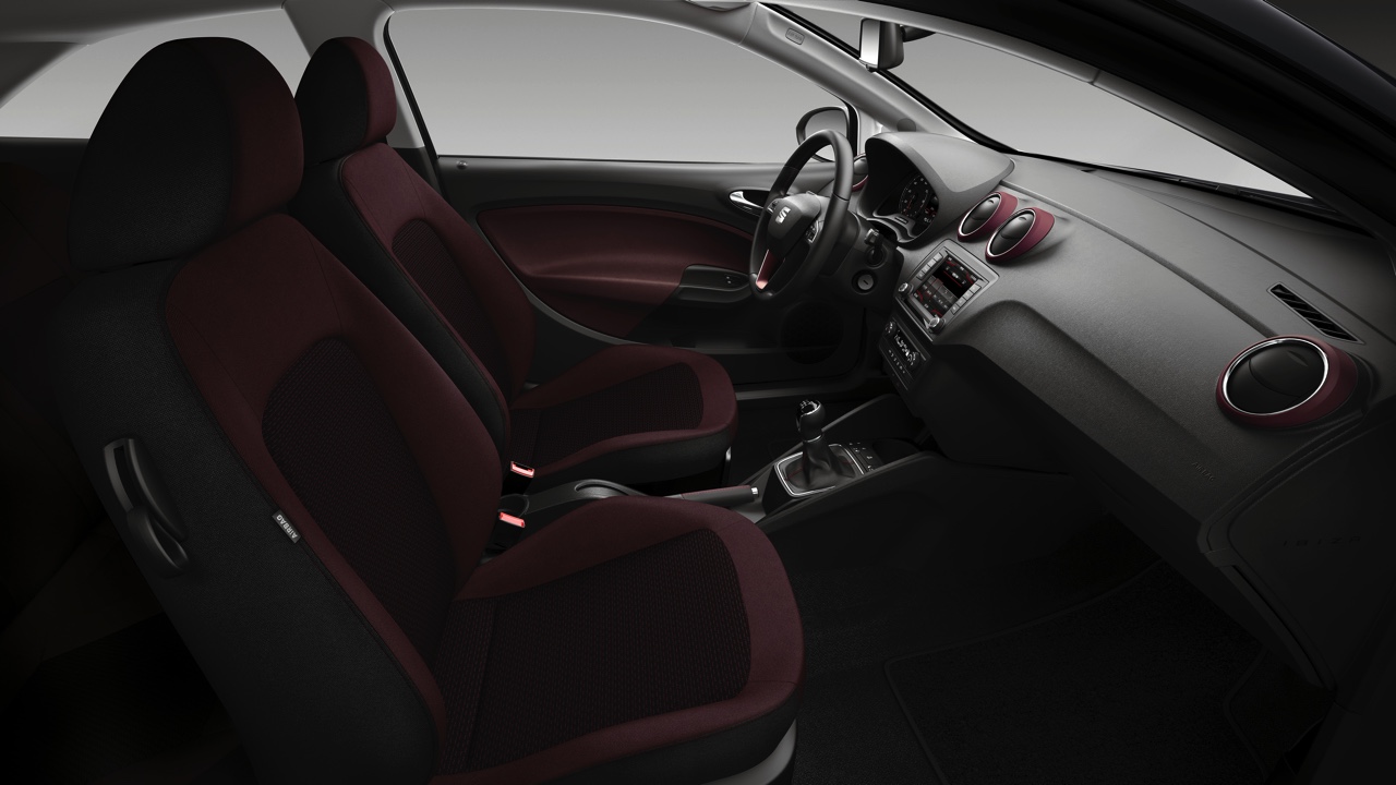 Dit is de nieuwe Seat Ibiza facelift voor 2015, die er ook weer is als SC en ST. Het faceliftmodel is rondom opgefrist met nieuwe koplampen, veilige luxe en turbomotoren.