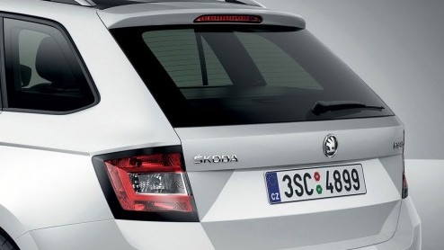 Skoda heeft de Fabia Combi uit de doeken gedaan. De nieuwe Combi is ruimer dan zijn voorganger, is tot 17% zuiniger en komt als Greenline in aanmerking voor 14% bijtelling in 2015. In februari staat-i