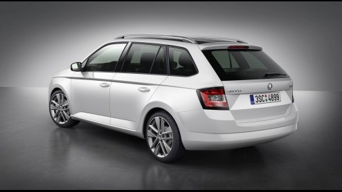 Skoda heeft de Fabia Combi uit de doeken gedaan. De nieuwe Combi is ruimer dan zijn voorganger, is tot 17% zuiniger en komt als Greenline in aanmerking voor 14% bijtelling in 2015. In februari staat-i