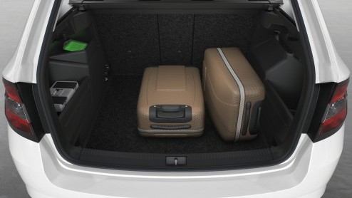 Skoda heeft de Fabia Combi uit de doeken gedaan. De nieuwe Combi is ruimer dan zijn voorganger, is tot 17% zuiniger en komt als Greenline in aanmerking voor 14% bijtelling in 2015. In februari staat-i