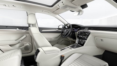 De nieuwe Volkswagen Passat - de achtste generatie alweer - is officieel onthuld en staat vanaf november 2014 bij de dealer. De Passat plug-in hybride komt medio 2015 naar ons land.