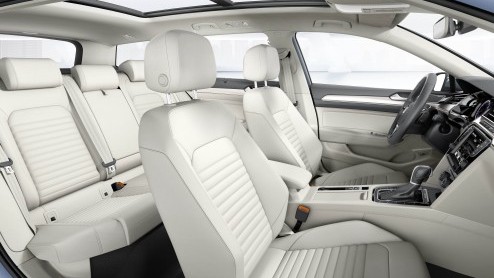 De nieuwe Volkswagen Passat - de achtste generatie alweer - is officieel onthuld en staat vanaf november 2014 bij de dealer. De Passat plug-in hybride komt medio 2015 naar ons land.