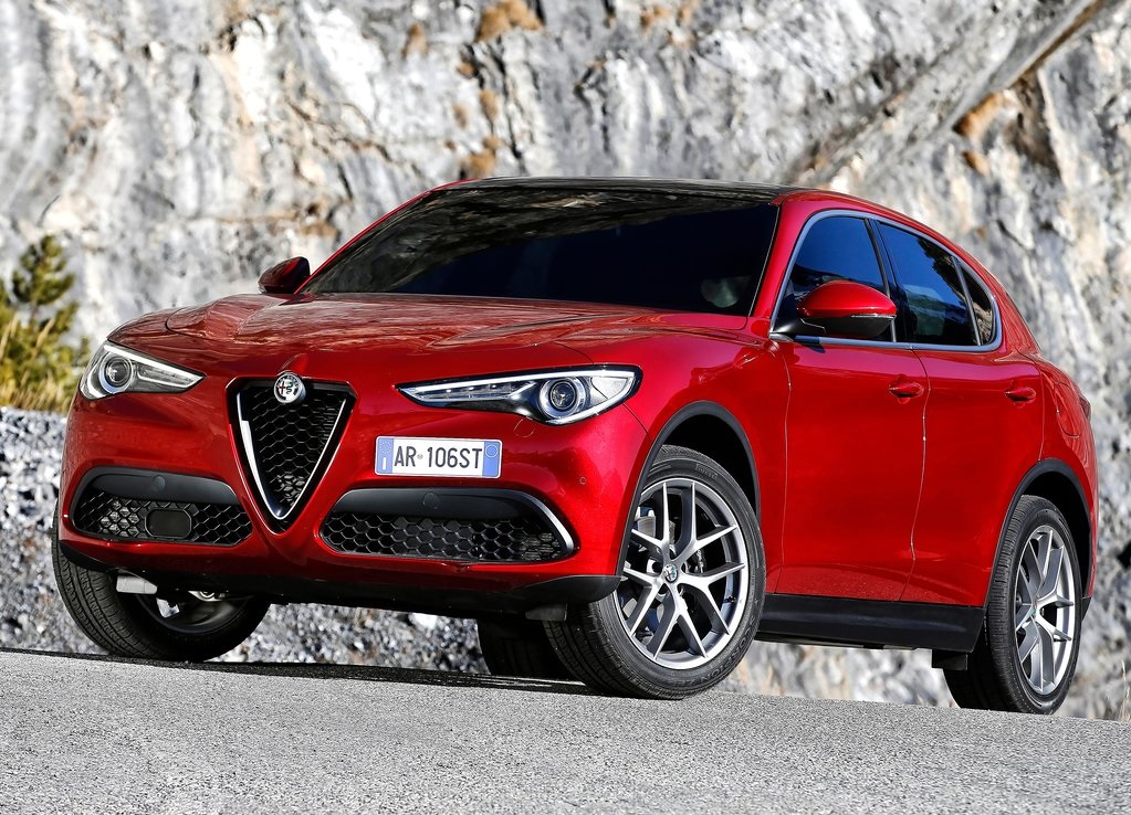 We wisten al even hoe de Alfa Romeo Stelvio er in standaard uitdossing uitziet, maar op de prijzen was het nog even wachten. Tot nu. Ook weten we nu meer over de standaarduitrusting.